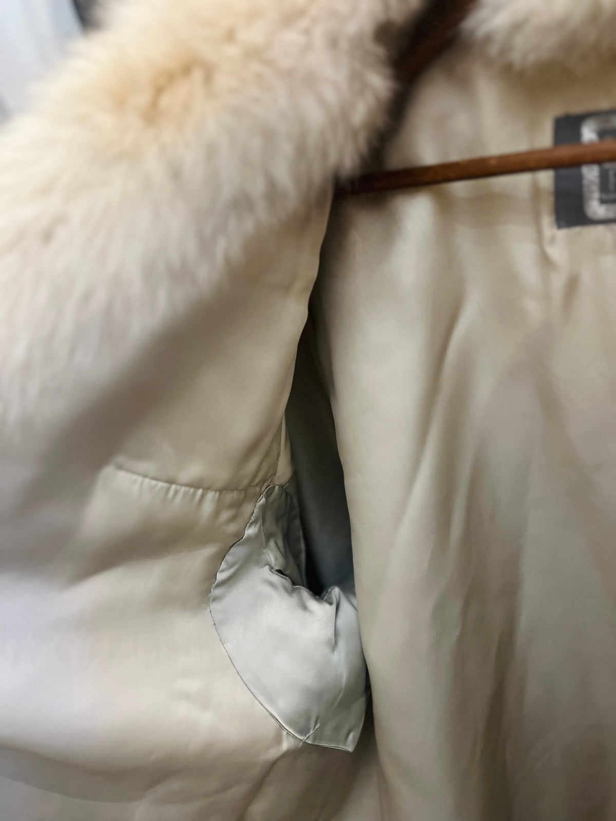 VTG Saga Real Fox White Fur Long Sleeve size XL