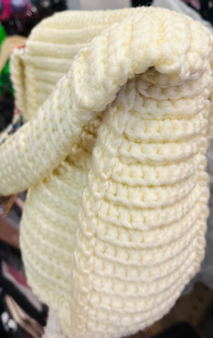 Hand Crocheted Off White Shoulder Bag Purse 9”x9” with Berry Floral Lining 🔥