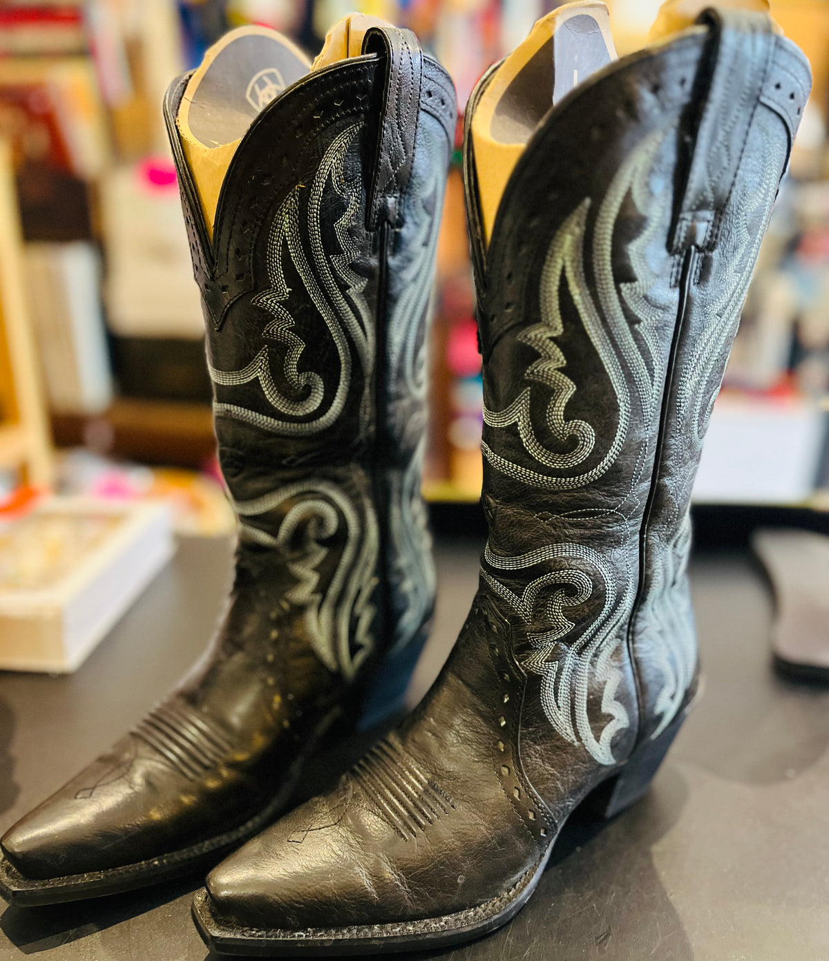 ARIAT Leather Cowgirl Boots with Stitching Pointed Toe Size 5.5