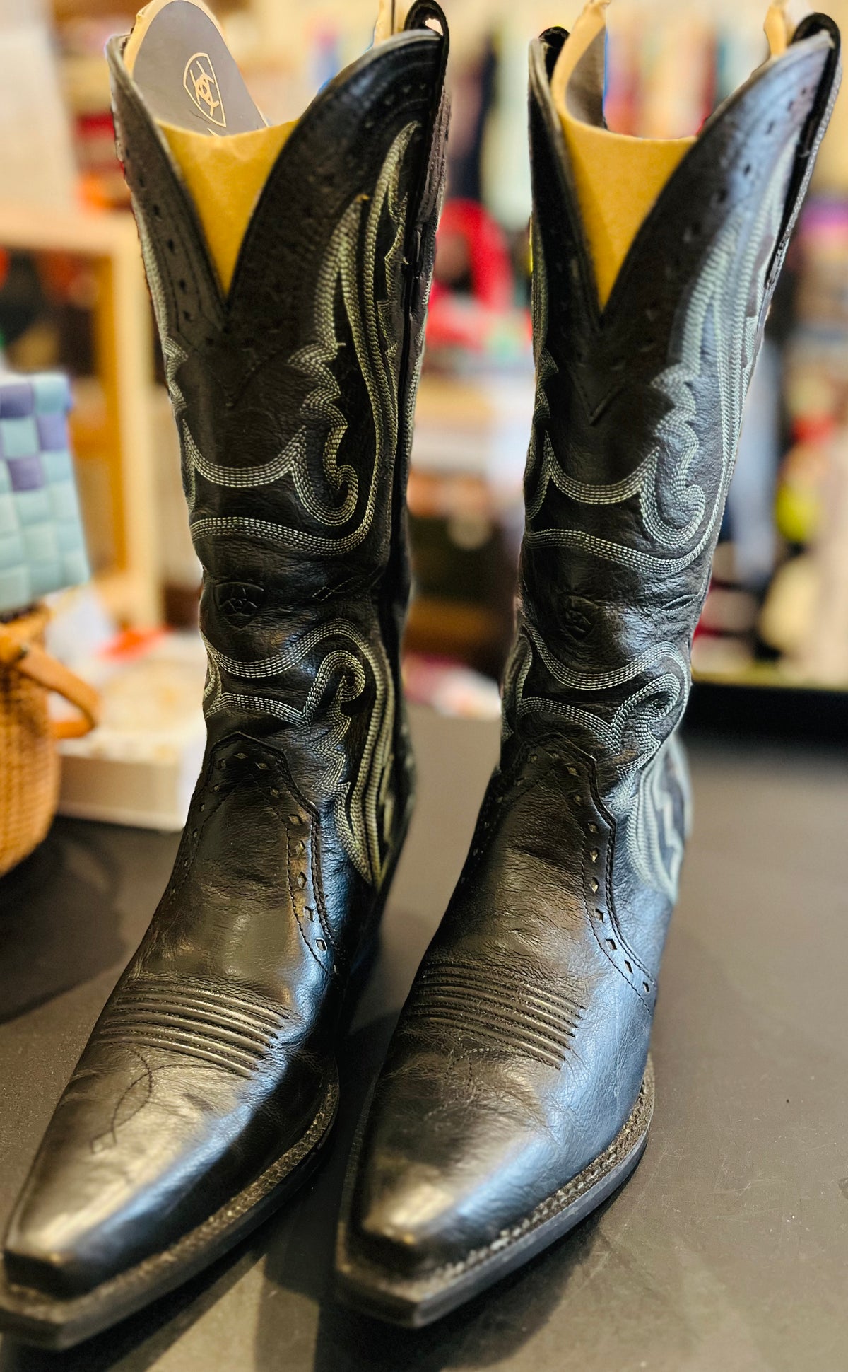 ARIAT Leather Cowgirl Boots with Stitching Pointed Toe Size 5.5