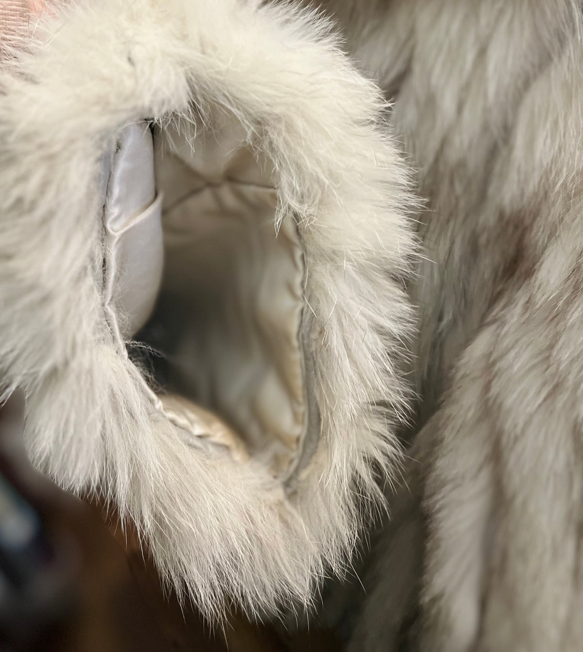 VTG Saga Real Fox White Fur Long Sleeve size XL