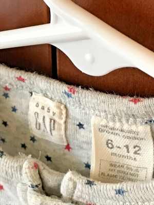 BABY GAP UNISEX Org. Cotton Gray w Red/Blue Stars One Piece Zip Up Footies 6-12M USED